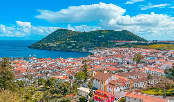 Architecture colorée d'Angra do Heroísmo sur l'île Terceira