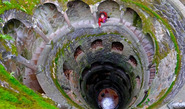 Vue intérieure du Puits Initiatique à la Quinta da Regaleira