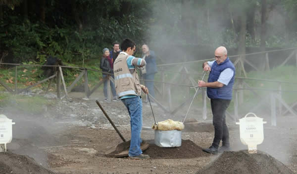 Préparation du Cozido das Furnas dans la chaleur volcanique du sol, île de São Miguel, Açores