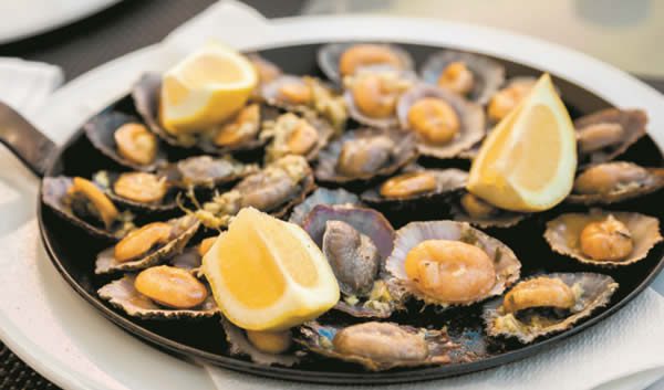 Patelles grillées (lapas) à l'ail et beurre, spécialité de fruits de mer des Açores
