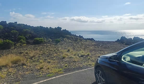 Voiture de location garée devant un paysage des Açores