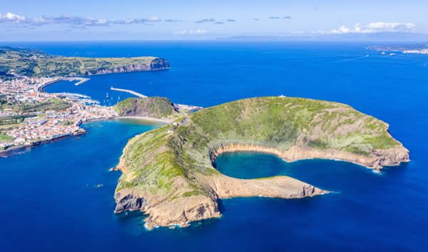 Paysage lunaire du volcan Capelinhos sur l'île de Faial